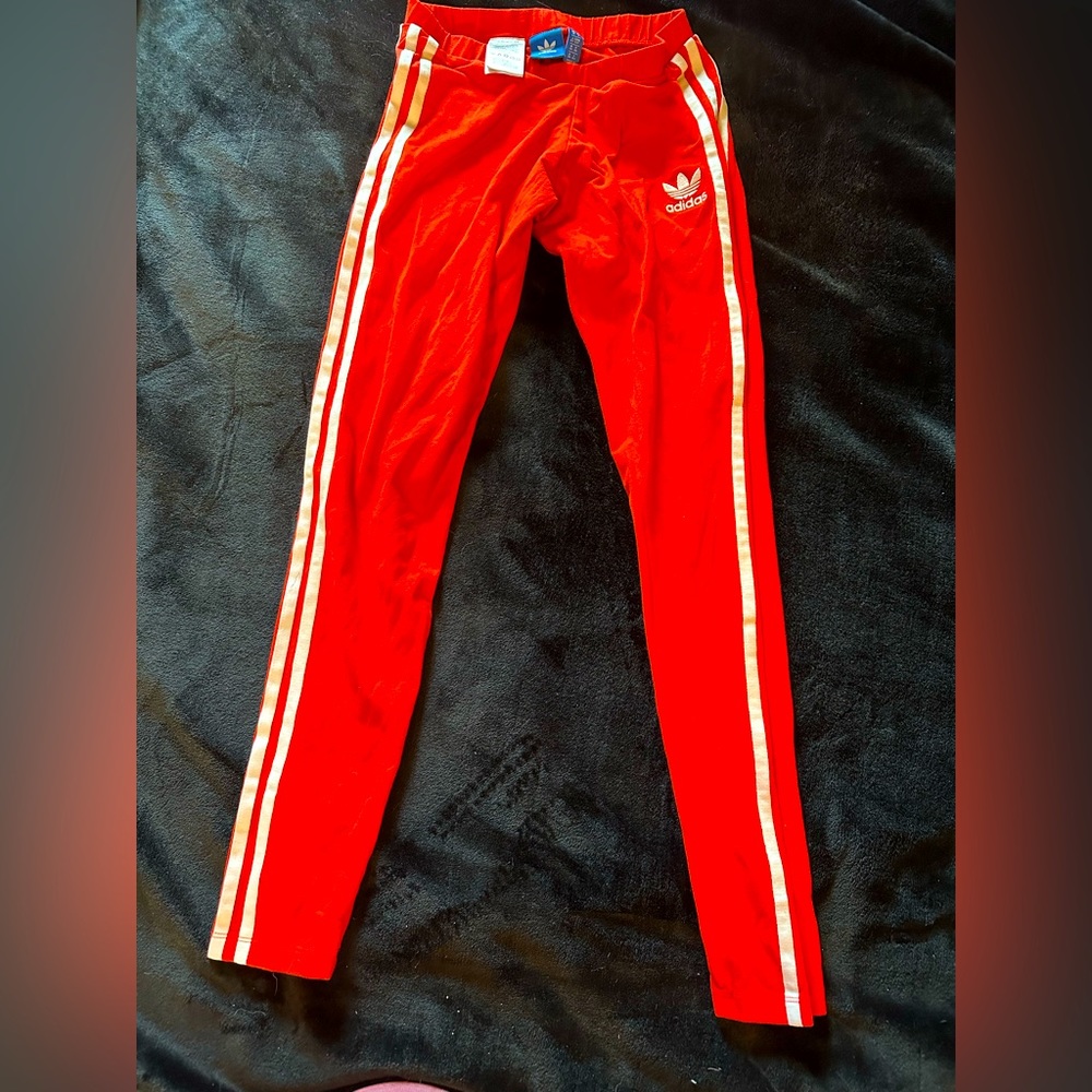 Adidas women’s leggings size small 93% cotton 7% spandex. tags off, never worn.